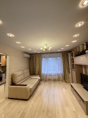 Продам трехкомнатную (3-комн.) квартиру, Маршала Захарова ул, 23, Москва г