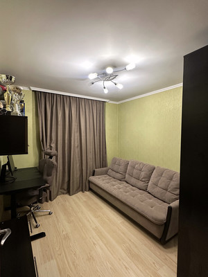 Продам трехкомнатную (3-комн.) квартиру, Маршала Захарова ул, 23, Москва г