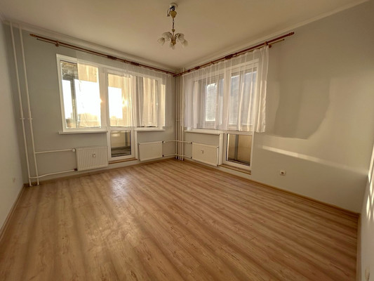 Продам трехкомнатную (3-комн.) квартиру, Охтинская аллея, 8, Мурино п