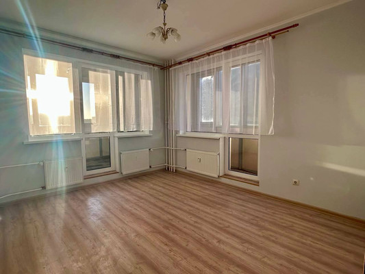 Продам трехкомнатную (3-комн.) квартиру, Охтинская аллея, 8, Мурино п