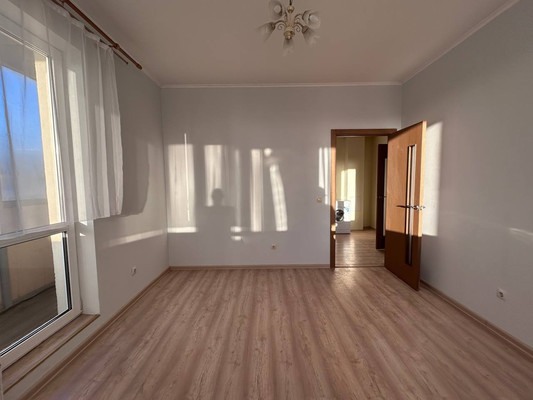 Продам трехкомнатную (3-комн.) квартиру, Охтинская аллея, 8, Мурино п