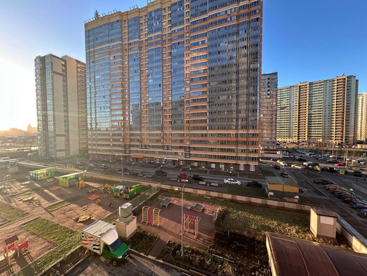 Продам трехкомнатную (3-комн.) квартиру, Охтинская аллея, 8, Мурино п