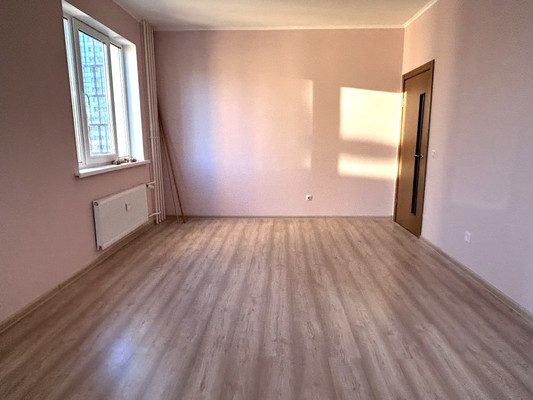 Продам трехкомнатную (3-комн.) квартиру, Охтинская аллея, 8, Мурино п