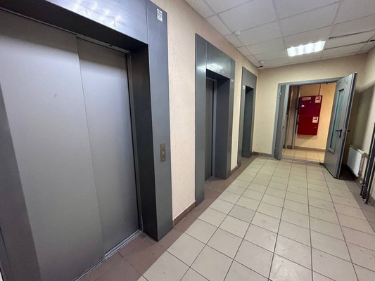 Продам трехкомнатную (3-комн.) квартиру, Охтинская аллея, 8, Мурино п