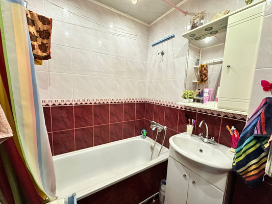 Продам трехкомнатную (3-комн.) квартиру, Раздольная ул, 45, Тихорецк г