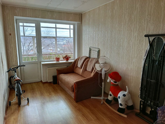 Продам трехкомнатную (3-комн.) квартиру, Нижнегорская ул, 41, Белогорск г