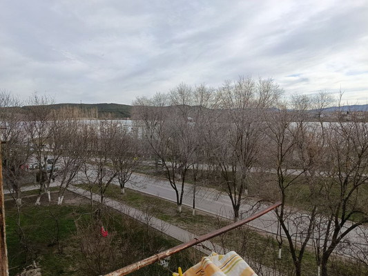 Продам трехкомнатную (3-комн.) квартиру, Нижнегорская ул, 41, Белогорск г