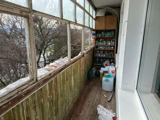 Продам трехкомнатную (3-комн.) квартиру, Нижнегорская ул, 41, Белогорск г