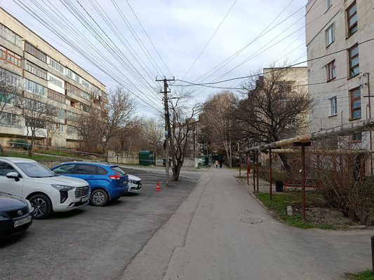 Продам трехкомнатную (3-комн.) квартиру, Нижнегорская ул, 41, Белогорск г