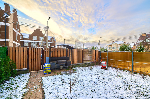 Продам таунхаус, Адмирала Лазарева ул, 84к4, Москва г, 0 км от города