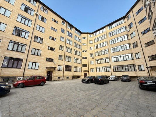 Продам трехкомнатную (3-комн.) квартиру, Толстого ул, 180кб, Нальчик г