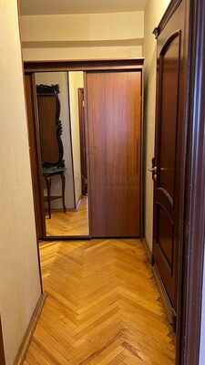 Продам двухкомнатную (2-комн.) квартиру, Калужская пл, 1к1, Москва г