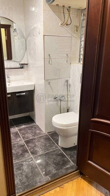 Продам двухкомнатную (2-комн.) квартиру, Калужская пл, 1к1, Москва г