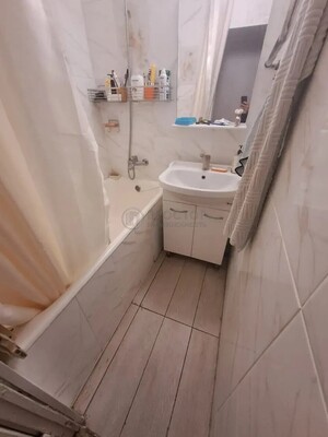 Продам двухкомнатную (2-комн.) квартиру, Кировоградская ул, 24к2, Москва г