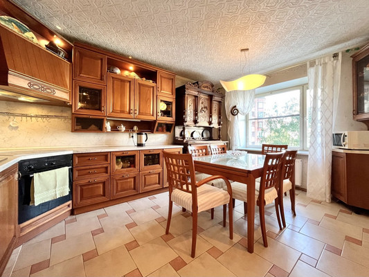 Продам многокомнатную квартиру, Комендантский пр-кт, 27к1, Санкт-Петербург г