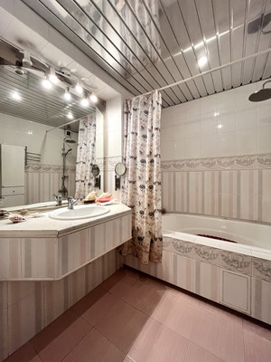 Продам многокомнатную квартиру, Комендантский пр-кт, 27к1, Санкт-Петербург г