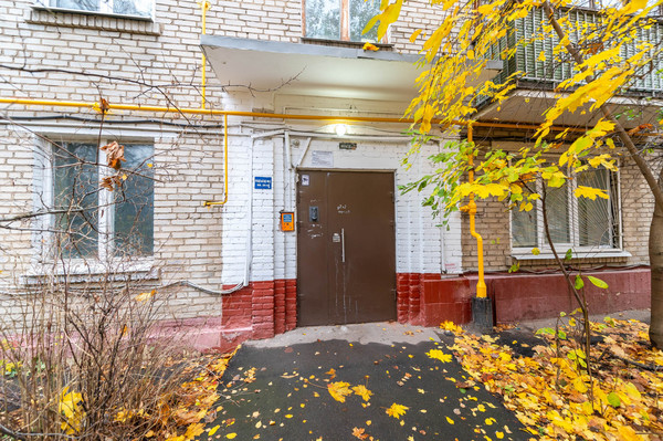 Продам трехкомнатную (3-комн.) квартиру, Ватутина ул, 2к2, Москва г