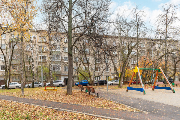 Продам трехкомнатную (3-комн.) квартиру, Ватутина ул, 2к2, Москва г