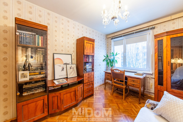 Продам трехкомнатную (3-комн.) квартиру, Новаторов б-р, 21к4 литера А, Санкт-Петербург г