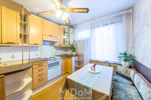 Продам трехкомнатную (3-комн.) квартиру, Новаторов б-р, 21к4 литера А, Санкт-Петербург г