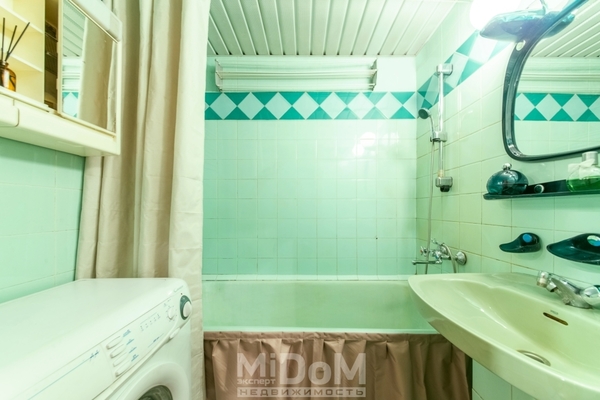 Продам трехкомнатную (3-комн.) квартиру, Новаторов б-р, 21к4 литера А, Санкт-Петербург г