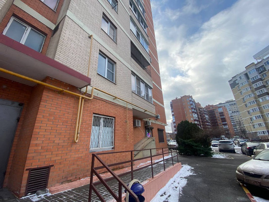 Продам трехкомнатную (3-комн.) квартиру, Половинко ул, 280, Батайск г