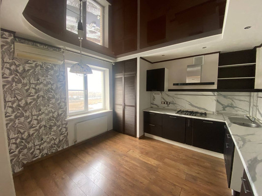 Продам трехкомнатную (3-комн.) квартиру, Половинко ул, 280, Батайск г