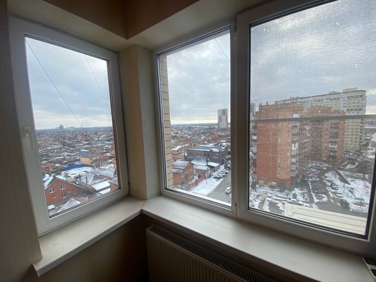 Продам трехкомнатную (3-комн.) квартиру, Половинко ул, 280, Батайск г