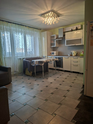 Продам двухкомнатную (2-комн.) квартиру, Старорусский б-р, 33, Великий Новгород г