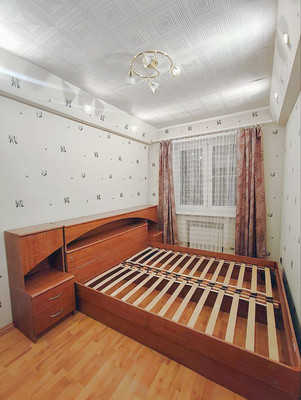 Продам трехкомнатную (3-комн.) квартиру, Художников пр-кт, 15к2, Санкт-Петербург г