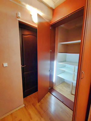 Продам трехкомнатную (3-комн.) квартиру, Художников пр-кт, 15к2, Санкт-Петербург г