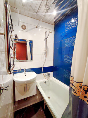 Продам трехкомнатную (3-комн.) квартиру, Художников пр-кт, 15к2, Санкт-Петербург г