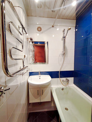 Продам трехкомнатную (3-комн.) квартиру, Художников пр-кт, 15к2, Санкт-Петербург г