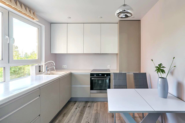 Продам трехкомнатную (3-комн.) квартиру, Торфяная дор, 18к1, Санкт-Петербург г