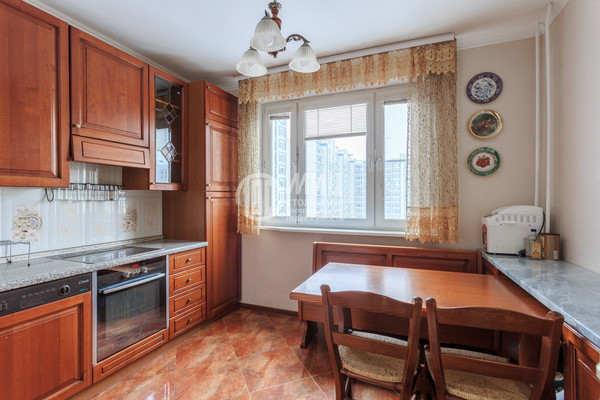 Продам многокомнатную квартиру, Осенний б-р, 16к2, Москва г