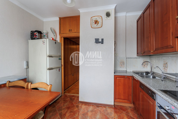 Продам многокомнатную квартиру, Осенний б-р, 16к2, Москва г