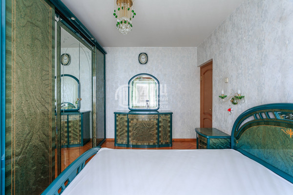 Продам многокомнатную квартиру, Осенний б-р, 16к2, Москва г