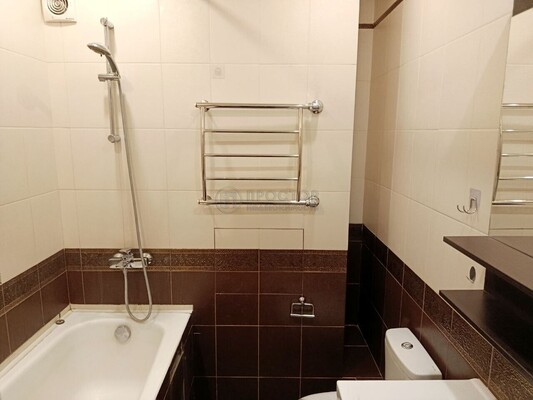 Продам трехкомнатную (3-комн.) квартиру, Красногорский б-р, 17, Красногорск г