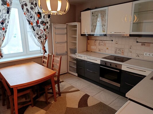 Продам трехкомнатную (3-комн.) квартиру, Красногорский б-р, 17, Красногорск г