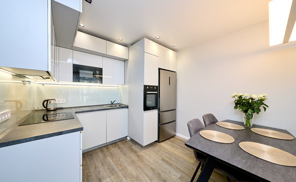 Продам трехкомнатную (3-комн.) квартиру, Челюскина ул, 4, Санкт-Петербург г