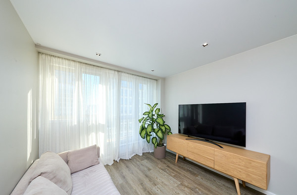 Продам трехкомнатную (3-комн.) квартиру, Челюскина ул, 4, Санкт-Петербург г