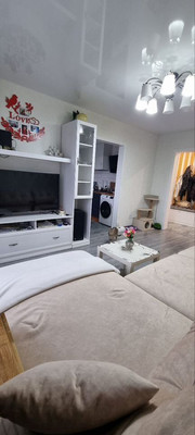 Продам трехкомнатную (3-комн.) квартиру, Пригородная ул, 13, Калининград г