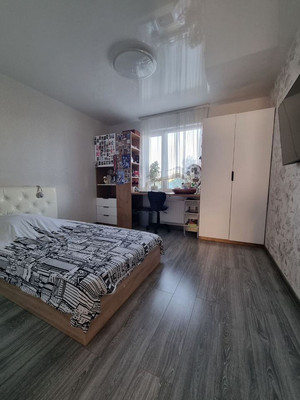 Продам трехкомнатную (3-комн.) квартиру, Пригородная ул, 13, Калининград г