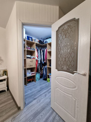 Продам трехкомнатную (3-комн.) квартиру, Пригородная ул, 13, Калининград г