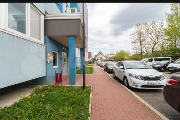 Продам трехкомнатную (3-комн.) квартиру, Пригородная ул, 13, Калининград г