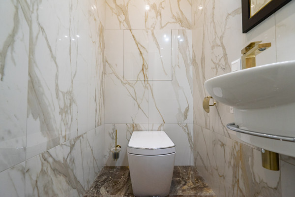 Продам двухкомнатную (2-комн.) квартиру, Свердловская наб, 58, Санкт-Петербург г