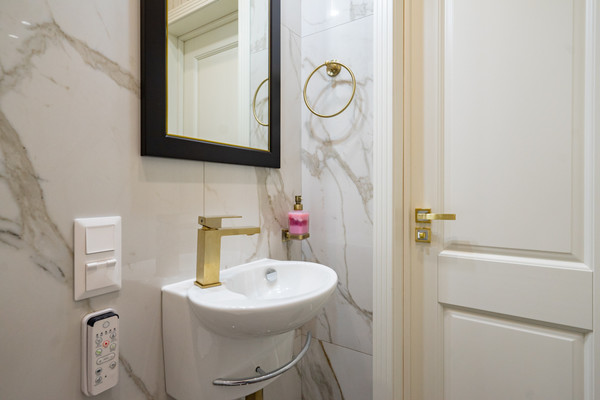 Продам двухкомнатную (2-комн.) квартиру, Свердловская наб, 58, Санкт-Петербург г