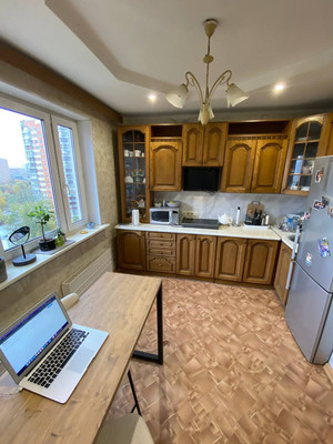 Продам трехкомнатную (3-комн.) квартиру, Новокосинская ул, 17к3, Москва г