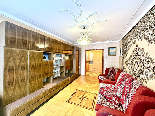 Продам трехкомнатную (3-комн.) квартиру, Залесская ул, 70а, Симферополь г