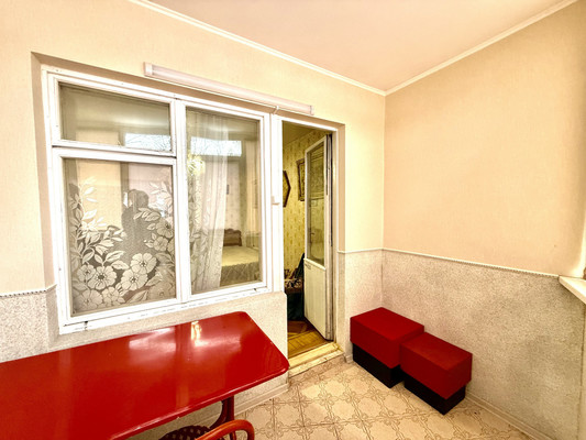 Продам трехкомнатную (3-комн.) квартиру, Залесская ул, 70а, Симферополь г